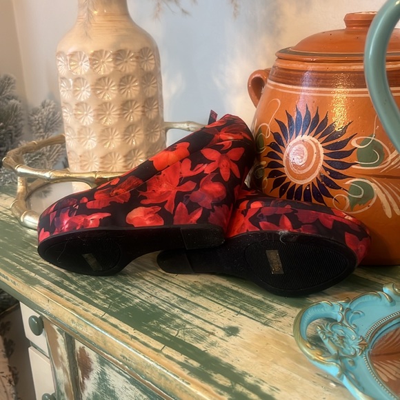 Red Floral Platform Mules - Picture 4 of 5